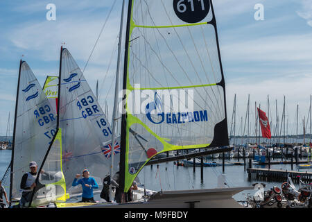 Marina animée à Kiel-Schilksee pendant les "Semaine de Kiel" ou "Kieler Woche", le plus grand événement dans le monde de la voile, Kiel, Schleswig-Holstein, Allemagne Banque D'Images