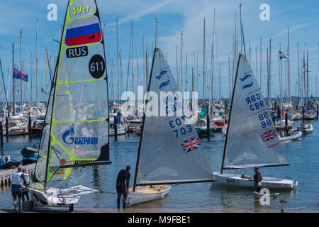 Marina animée à Kiel-Schilksee pendant les "Semaine de Kiel" ou "Kieler Woche", le plus grand événement dans le monde de la voile, Kiel, Schleswig-Holstein, Allemagne Banque D'Images