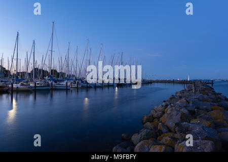 Marina la nuit, heure bleue, sur le Fjord de Kiel Strande, Kreis Rendsburg-Eckernfoerde, Schleswig-Holstein, Allemagne, Europe Banque D'Images