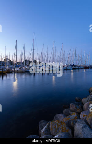 Marina la nuit, heure bleue, sur le Fjord de Kiel Strande, Kreis Rendsburg-Eckernfoerde, Schleswig-Holstein, Allemagne, Europe Banque D'Images