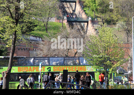 Budapest bus de tourisme plein de touristes devant le funiculaire de la capitale hongroise de Budapest Hongrie ville Banque D'Images