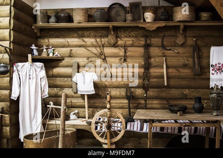 Ancien village russe ustensiles dans la chambre Banque D'Images