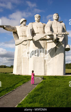 Volokolamsk, Russie - le 16 juillet 2017 : petite fille ressemble au monument à 28 Panfilovtsi Banque D'Images