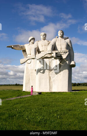 Volokolamsk, Russie - le 16 juillet 2017 : petite fille ressemble au monument à 28 Panfilovtsi Banque D'Images