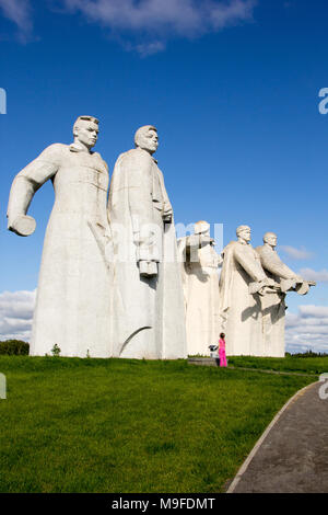 Volokolamsk, Russie - le 16 juillet 2017 : petite fille ressemble au monument à 28 Panfilovtsi Banque D'Images