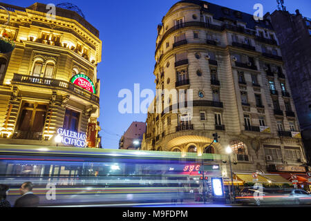 Buenos Aires Argentina,Avenida Cordoba,Galerias Pacifico,bâtiments,extérieur,extérieur,extérieur,architecture,crépuscule,circulation de rue,traînées de lumière,nuit n Banque D'Images