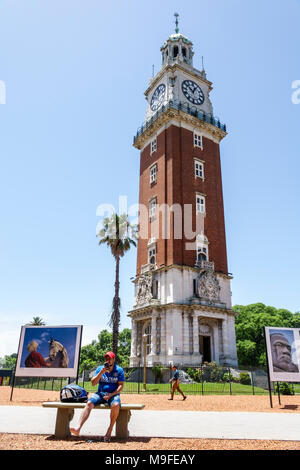 Buenos Aires Argentina,Retiro,Torre Monumental,Torre de los Ingleses,tour d'horloge,architecture de style palladien,parc,jardin,homme hommes,banc,assis,H Banque D'Images