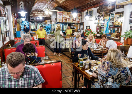 Buenos Aires Argentina,Recoleta,El Sanjuanino,restaurant restaurants cuisine restaurants cafés, taverne traditionnelle, kiosque, tables, salle à manger, occupé, homme hommes, W Banque D'Images