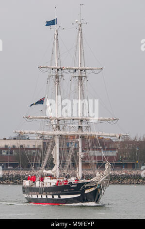 Les Cadets de la Sail Training Flagship, TS, au départ royaliste Le port de Portsmouth, Royaume-Uni le 25 mars 2018. Banque D'Images