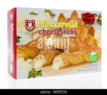 Winneconne, WI - 21 mars 2018 : une boîte de mozzarella sur un cheesesticks Coles fond isolé. Banque D'Images