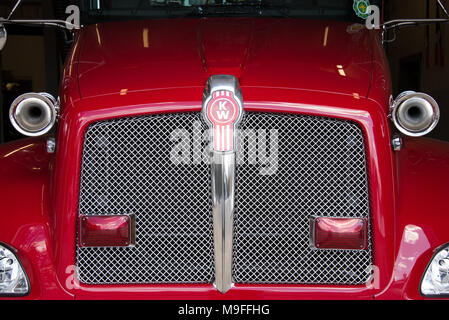 La vue de face d'un camion Kenworth garé dans le spéculateur Volunteer Fire Department fire house en spéculateur, NY USA Banque D'Images