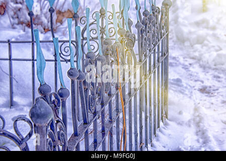 Vieux cimetière clôture, saupoudrée de neige, la ville churchyard Banque D'Images