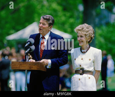 Washington, DC., USA, le 7 mai 1986, le président Ronald Reagan et Première dame Nancy Reagan prononcera une allocution à podium sur pelouse Sud de la Maison Blanche au retour de la visite en Indonésie et au Japon Crédit : Mark Reinstein/MediaPunch Banque D'Images