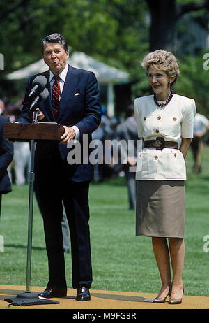 Washington, DC., USA, le 7 mai 1986, le président Ronald Reagan et Première dame Nancy Reagan prononcera une allocution à podium sur pelouse Sud de la Maison Blanche au retour de la visite en Indonésie et au Japon Crédit : Mark Reinstein/MediaPunch Banque D'Images