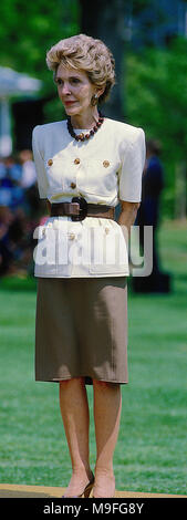 Washington, DC., USA, le 7 mai 1986, le président Ronald Reagan et Première dame Nancy Reagan prononcera une allocution à podium sur pelouse Sud de la Maison Blanche au retour de la visite en Indonésie et au Japon Crédit : Mark Reinstein/MediaPunch Banque D'Images