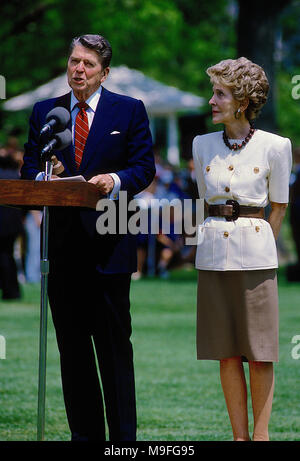 Washington, DC., USA, le 7 mai 1986, le président Ronald Reagan et Première dame Nancy Reagan prononcera une allocution à podium sur pelouse Sud de la Maison Blanche au retour de la visite en Indonésie et au Japon Crédit : Mark Reinstein/MediaPunch Banque D'Images