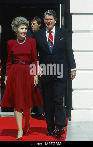 Washington, DC., USA, 25 septembre 1987 Le président Ronald Reagan le long avec la Première Dame Nancy Reagan se retirer du Sud à portique diplomatique salue le Roi Juan Carlos et la Reine Sofia d'Espagne qui sont aux États-Unis en visite privée. Credit : Mark Reinstein/MediaPunch Banque D'Images