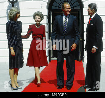 Washington, DC., USA, septembre 251987 le président Ronald Reagan le long avec la Première Dame Nancy Reagan se retirer du Sud à portique diplomatique salue le Roi Juan Carlos et la Reine Sofia d'Espagne qui sont aux États-Unis en visite privée. Credit : Mark Reinstein/MediaPunch Banque D'Images