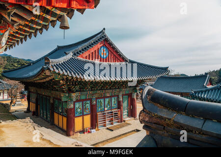 Dans l'architecture traditionnelle coréenne temple Donghwasa, Daegu, Corée Banque D'Images