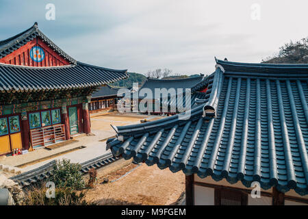 Dans l'architecture traditionnelle coréenne temple Donghwasa, Daegu, Corée Banque D'Images