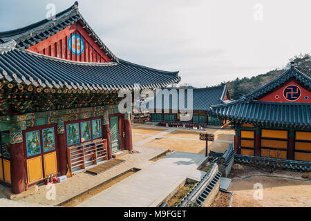 Dans l'architecture traditionnelle coréenne temple Donghwasa, Daegu, Corée Banque D'Images