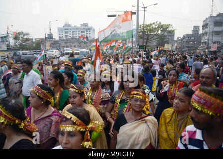 Kolkata, Inde. Mar 25, 2018. Les femmes prennent part TMC militant à la Ram Navami procession à 66 quartiers. Congrès Trinamool ou TMC membre de 66 paroisses participent au défilé de la fête de Ram Navami festival. Credit : Saikat Paul/Pacific Press/Alamy Live News Banque D'Images