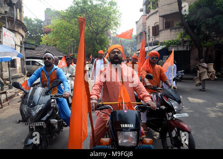 Kolkata, Inde. Mar 25, 2018. Les dévots hindous crier le nom de Seigneur Ram Ram Navami pendant le rallye. Un groupe de dévots Ram prend part à un rassemblement à l'occasion de Ram Navami à Bhabanipur domaine. Credit : Saikat Paul/Pacific Press/Alamy Live News Banque D'Images