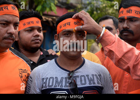 Kolkata, Inde. Mar 25, 2018. Un groupe de dévots Ram prend part à un rassemblement à l'occasion de Ram Navami à Bhabanipur domaine. Credit : Saikat Paul/Pacific Press/Alamy Live News Banque D'Images