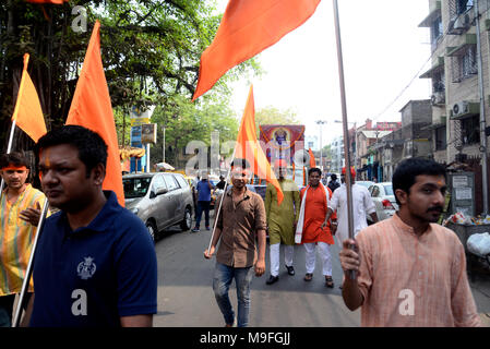 Kolkata, Inde. Mar 25, 2018. Les dévots hindous se sont mobilisés avec le safran d'un drapeau à l'occasion de Ram Navami. Un groupe de dévots Ram prend part à un rassemblement à l'occasion de Ram Navami à Bhabanipur domaine. Credit : Saikat Paul/Pacific Press/Alamy Live News Banque D'Images