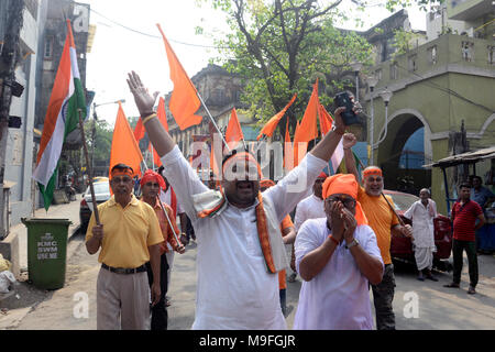 Kolkata, Inde. Mar 25, 2018. Les dévots hindous crier le nom de Seigneur Ram Ram Navami pendant le rallye. Un groupe de dévots Ram prend part à un rassemblement à l'occasion de Ram Navami à Bhabanipur domaine. Credit : Saikat Paul/Pacific Press/Alamy Live News Banque D'Images