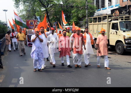 Kolkata, Inde. Mar 25, 2018. Les dévots hindous se sont mobilisés avec le safran d'un drapeau à l'occasion de Ram Navami. Un groupe de dévots Ram prend part à un rassemblement à l'occasion de Ram Navami à Bhabanipur domaine. Credit : Saikat Paul/Pacific Press/Alamy Live News Banque D'Images