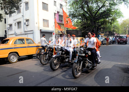 Kolkata, Inde. Mar 25, 2018. Les dévots hindous se sont mobilisés avec le safran d'un drapeau à l'occasion de Ram Navami. Un groupe de dévots Ram prend part à un rassemblement à l'occasion de Ram Navami à Bhabanipur domaine. Credit : Saikat Paul/Pacific Press/Alamy Live News Banque D'Images