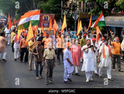 Kolkata, Inde. Mar 25, 2018. Les dévots hindous se sont mobilisés avec le safran d'un drapeau à l'occasion de Ram Navami. Un groupe de dévots Ram prend part à un rassemblement à l'occasion de Ram Navami à Bhabanipur domaine. Credit : Saikat Paul/Pacific Press/Alamy Live News Banque D'Images