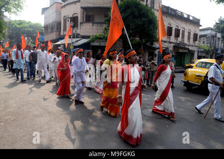 Kolkata, Inde. Mar 25, 2018. Les dévots hindous se sont mobilisés avec le safran d'un drapeau à l'occasion de Ram Navami. Un groupe de dévots Ram prend part à un rassemblement à l'occasion de Ram Navami à Bhabanipur domaine. Credit : Saikat Paul/Pacific Press/Alamy Live News Banque D'Images