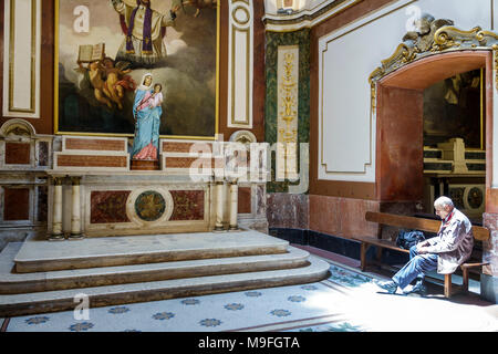 Buenos Aires Argentina,Plaza de Mayo,Catedral Metropolitana de Buenos Aires Cathédrale catholique,église,retable,homme hommes,senior senior citoyen c Banque D'Images