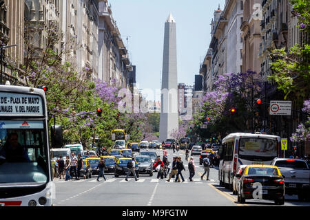 Buenos Aires Argentina,Diagonal Norte,Avenida Roque Saenz Pena,Obelisco,Obélisque,monument historique national,monument, circulation dans la rue,piétons,taxi,bu Banque D'Images