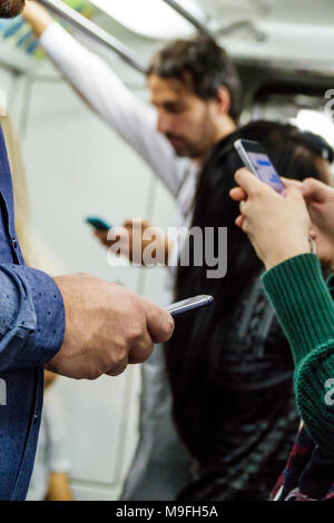 Buenos Aires Argentina,Subte métro transports en commun, train, adultes homme hommes hommes, femme femmes femme dame, navetteurs passagers, cabine, intérieur Banque D'Images