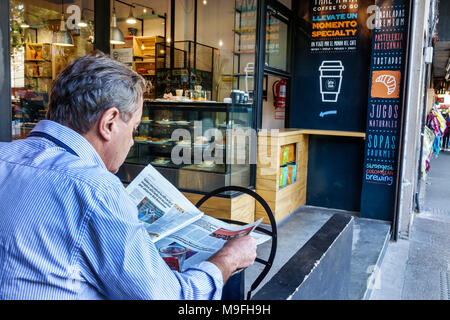 Buenos Aires Argentina, Belgrano, Coffee Town, café, café, café, adultes homme hommes hommes, client, lire le journal, les visiteurs voyage tour touri Banque D'Images