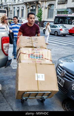 Buenos Aires Argentina,Microcentro,livraison,homme hommes,pousser,dolly,boîtes en carton,travail,main d'œuvre manuelle,hispanique,ARG171128393 Banque D'Images