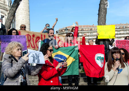 Rome, Italie. Mar 25, 2018. Manifestation à Rome pour se souvenir de Marielle Franco, conseiller municipal du parti socialisme et liberté (Psol, gauche), assassiné à Rio de Janeiro avec son chauffeur, avec quatre balles à la tête.Les balles qui ont tué Marielle et son chauffeur viennent d'un lot qui en 2006 a été vendu à la police fédérale de Brasilia par la Société Radio-Canada Crédit : Patrizia Cortellessa/Pacific Press/Alamy Live News Banque D'Images