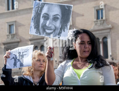 Rome, Italie. Mar 25, 2018. Manifestation à Rome pour se souvenir de Marielle Franco, conseiller municipal du parti socialisme et liberté (Psol, gauche), assassiné à Rio de Janeiro avec son chauffeur, avec quatre balles à la tête.Les balles qui ont tué Marielle et son chauffeur viennent d'un lot qui en 2006 a été vendu à la police fédérale de Brasilia par la Société Radio-Canada Crédit : Patrizia Cortellessa/Pacific Press/Alamy Live News Banque D'Images