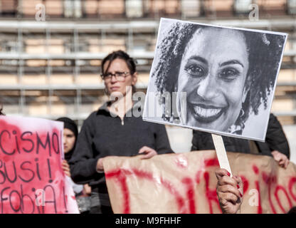 Rome, Italie. Mar 25, 2018. Manifestation à Rome pour se souvenir de Marielle Franco, conseiller municipal du parti socialisme et liberté (Psol, gauche), assassiné à Rio de Janeiro avec son chauffeur, avec quatre balles à la tête.Les balles qui ont tué Marielle et son chauffeur viennent d'un lot qui en 2006 a été vendu à la police fédérale de Brasilia par la Société Radio-Canada Crédit : Patrizia Cortellessa/Pacific Press/Alamy Live News Banque D'Images