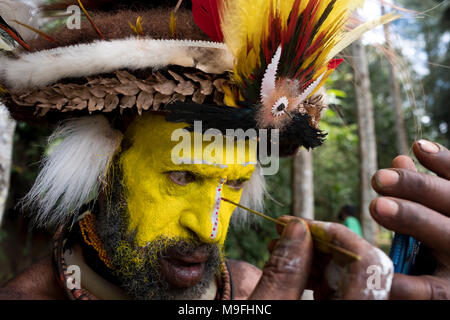 Huli Wigman peint son visage en préparation pour le mont Hagen Spectacle culturel dans les hautes terres de l'Ouest, la Papouasie-Nouvelle-Guinée Banque D'Images