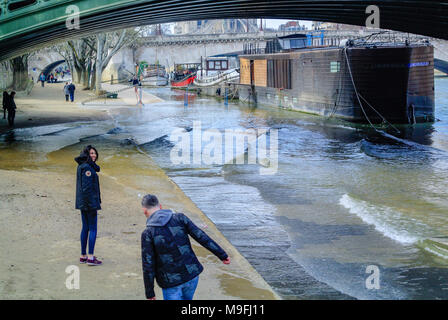 Un couple marchant sur seine avec des inondations en 2018, Paris, France Banque D'Images