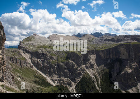 Vue depuis le Col del Puezhutte Puez et la à l'Ciampei Forc de l'Altipiano de Crespeina Ciampei Sas et Sas ci-dessus de Ciampac Selva Val Gardena Italie Banque D'Images