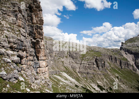 Vue depuis le Col del Puezhutte Puez et les falaises de à la tête de l'Langental Selva Val Gardena Dolomites Tyrol du Sud, Italie Banque D'Images