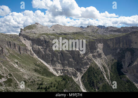 Vue depuis le Col del Puezhutte Puez et la à l'Ciampei Forc de l'Altipiano de Crespeina Ciampei Sas et Sas ci-dessus de Ciampac Selva Val Gardena Italie Banque D'Images