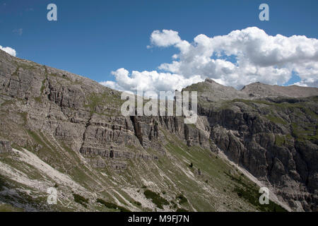 Vue depuis le Col del Puezhutte Puez et la à l'Ciampei Forc de l'Altipiano de Crespeina Ciampei Sas et Sas ci-dessus de Ciampac Selva Val Gardena Italie Banque D'Images