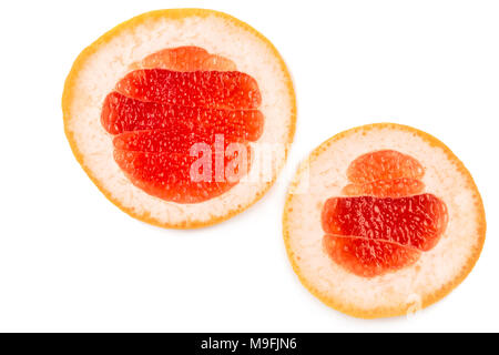 Close-up deux moitiés d'un pamplemousse délicieux sur l'isolé sur fond blanc. Banque D'Images
