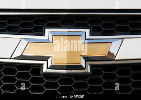 PRAGUE, RÉPUBLIQUE TCHÈQUE - le 25 mars 2018 : Chevrolet Division de General Motors Company Logo sur silver car le 25 mars 2018 à Prague, République tchèque. Banque D'Images